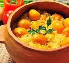 arroz com pequi em um prato