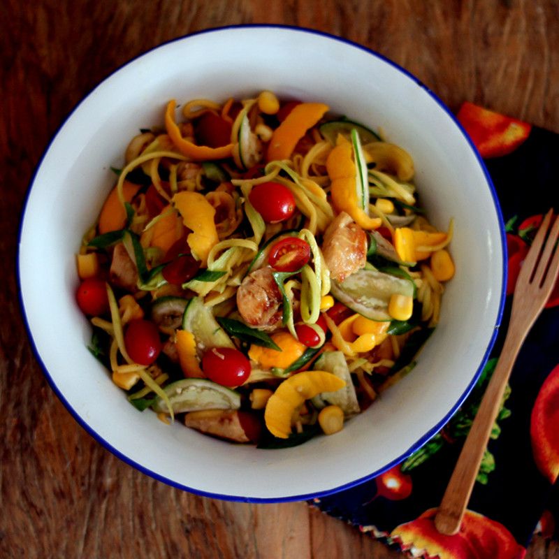 salada com casca de pequi em um prato